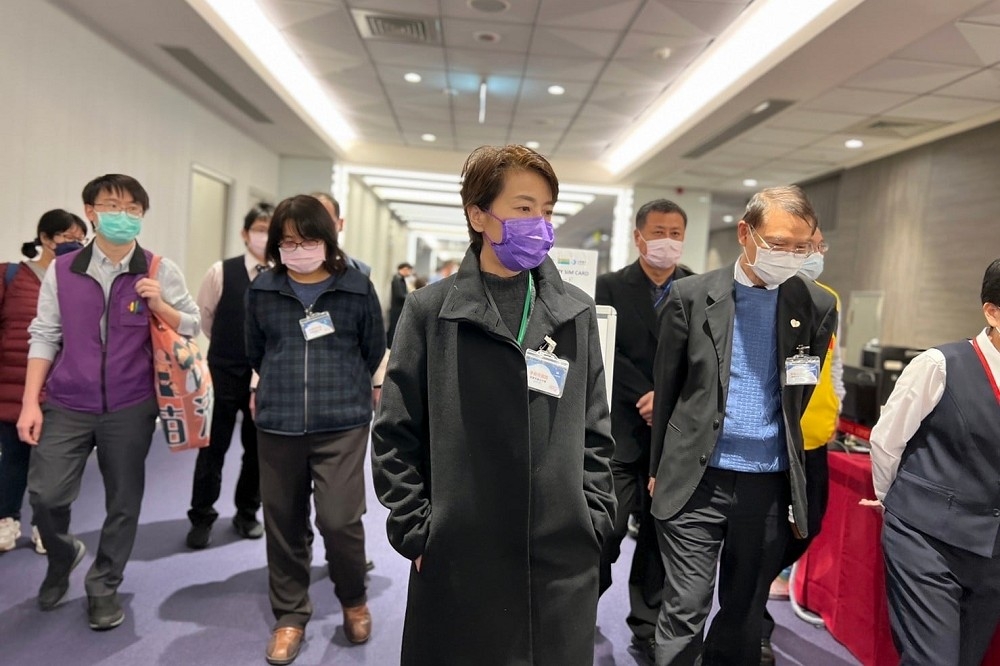 黃珊珊今年1月8日去松山機場視察國際線時，也曾在臉書向王必勝加油打氣。（陳愷巨攝）