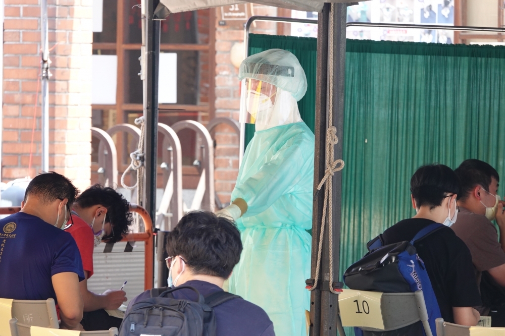 東吳大學日前傳出染疫者足跡，台北市衛生局連2天派遣行動採檢巴士針對城中校區師生進行採檢。（資料照片／王侑聖攝）
