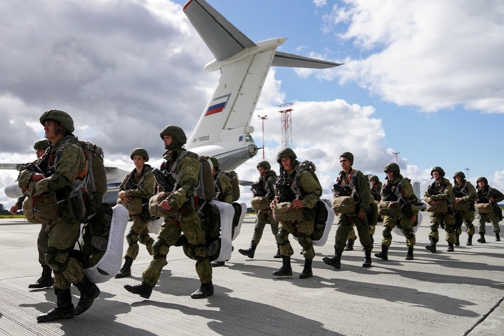 俄羅斯大量軍力鎮守烏克蘭邊境，引起全球關注。（湯森路透）