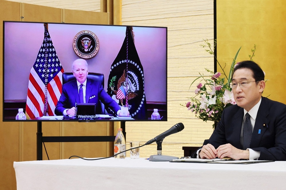 日本首相岸田文雄與美國總統拜登進行視訊會議。（湯森路透）