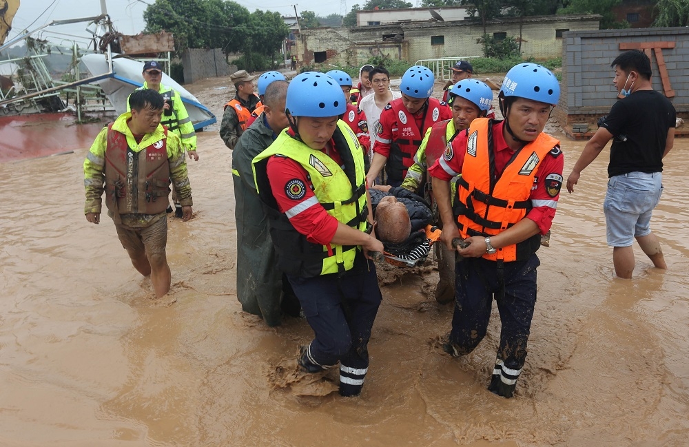 河南豪大雨釀災情，警消展開救援。（湯森路透）