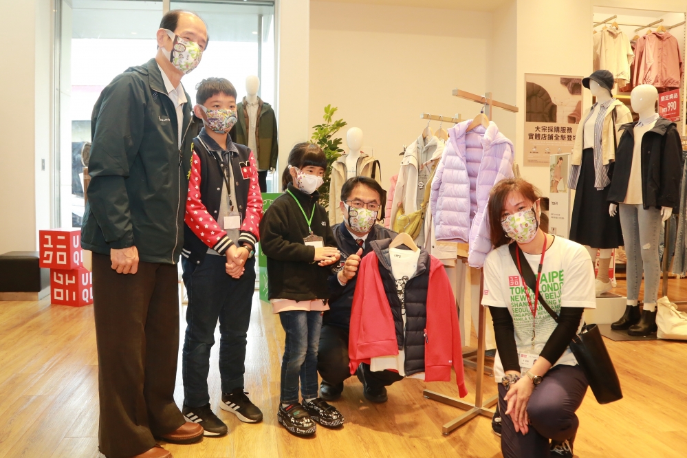 台南市長黃偉哲（右二）、社會局長陳榮枝（左一）等陪伴孩子們挑選喜愛的保暖衣物。（市府提供）