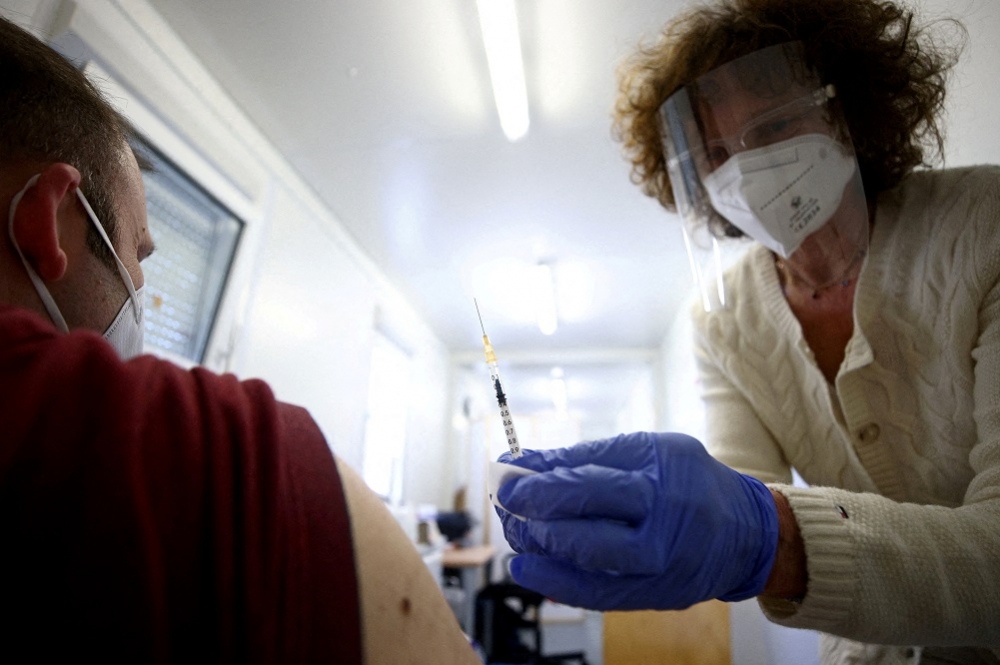輝瑞疫苗第三劑有效防範重症與死亡。（湯森路透）