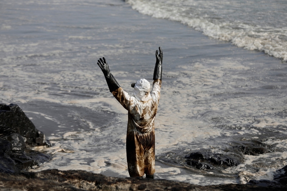 秘鲁政府投入大量人力，进行西侧海岸清洁作业。（汤森路透）(photo:UpMedia)