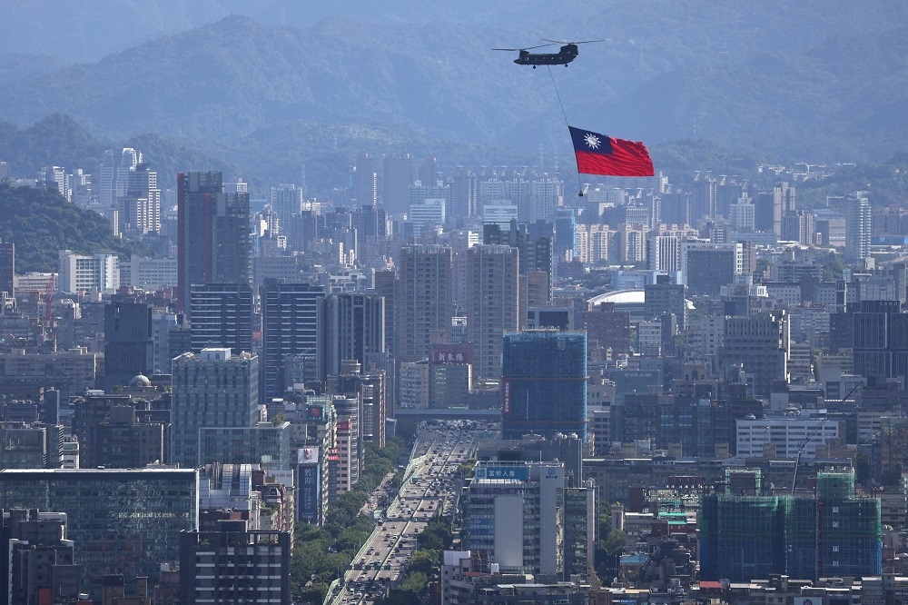 中華民國國慶日，直升機吊掛國旗。（湯森路透）
