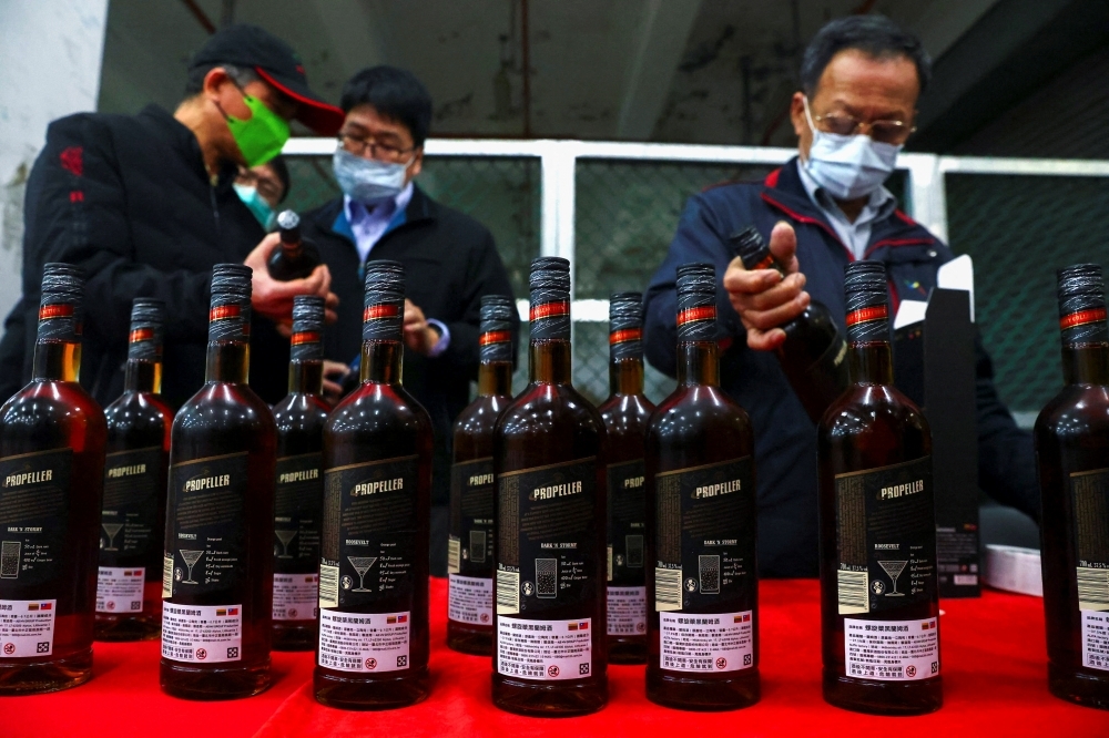 台酒日前收購2萬多瓶中國拒收的立陶宛蘭姆酒，卻被網友發現台灣定價比中國貴了近4倍。（湯森路透）