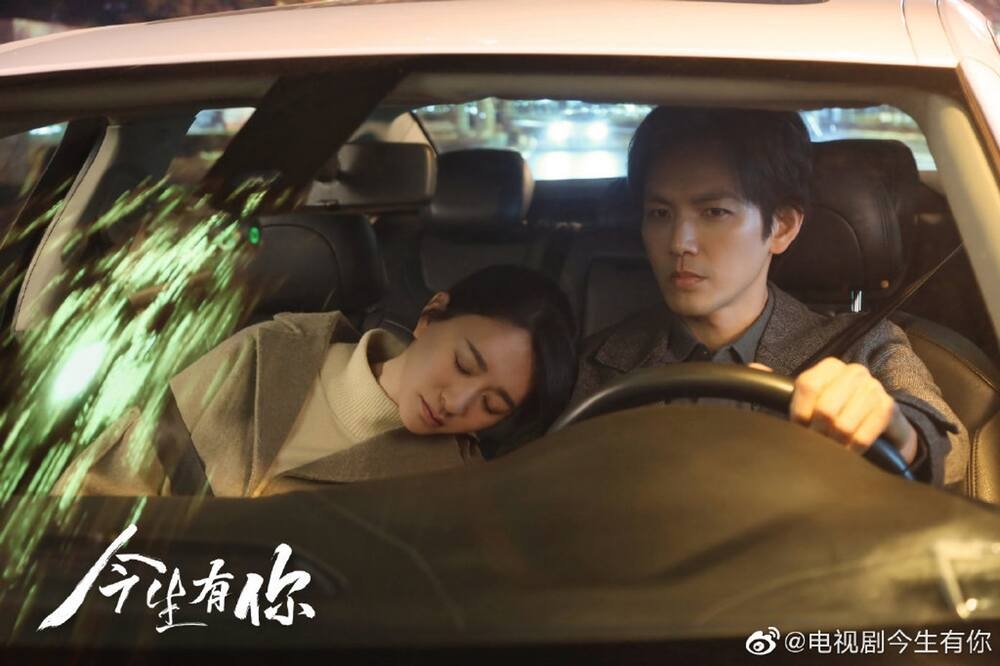 港星鍾漢良（右）與中國女星李小冉在新戲《今生有你》虐戀情深，熟齡愛情引發共鳴，看哭不少網友。（取自今生有你微博）