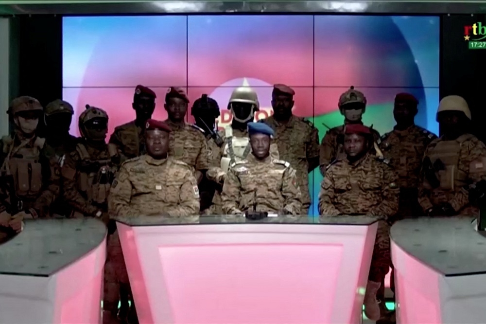 布吉納法索軍隊在國營電視台宣布政變。（湯森路透）