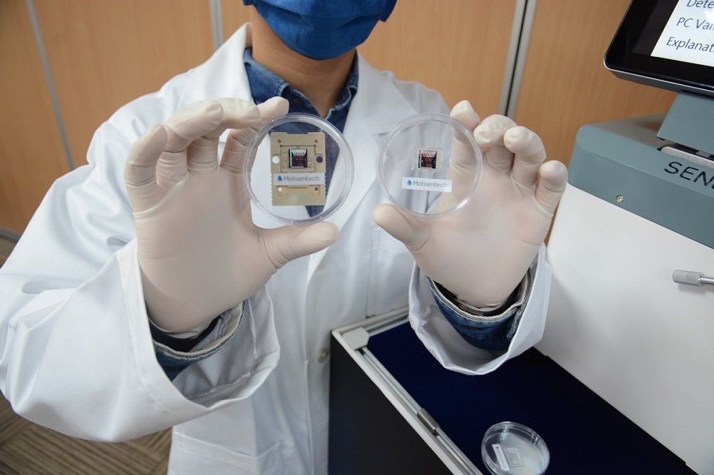 世界首創的「新冠病毒快速檢測晶片」可於20分鐘內得知檢測結果。（國研院提供）