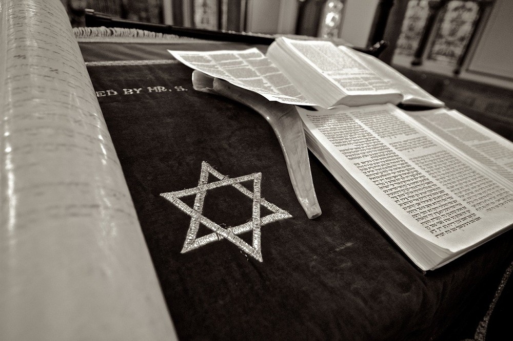 猶太教和猶太文化的標誌大衛之星，和猶太教經文書。（Pixabay）