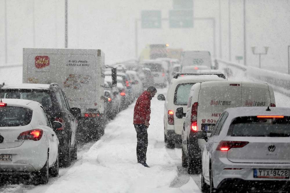 希腊土耳其罕见暴雪，数千辆车卡在高速公路上动弹不得。（汤森路透）(photo:UpMedia)