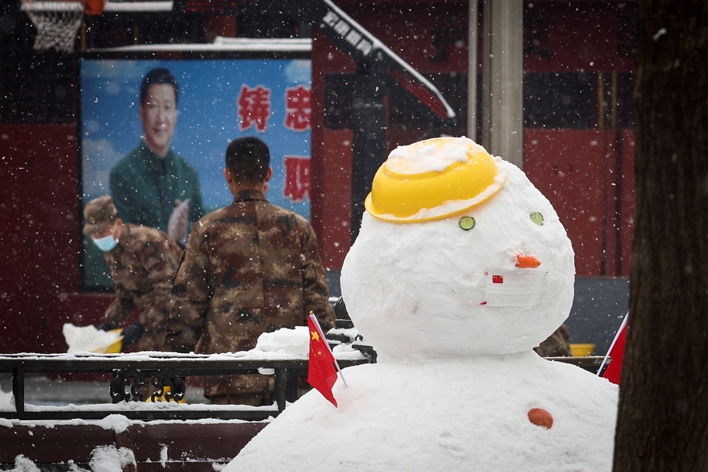 中国人民武装警察部队在北京紫禁城附近扫雪。（汤森路透）(photo:UpMedia)