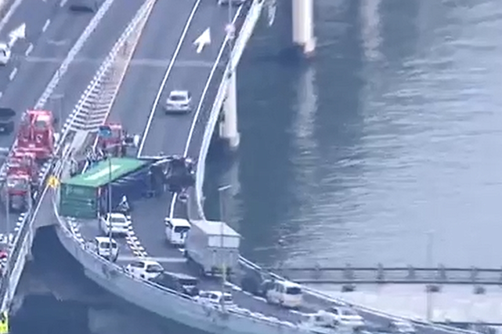 長榮貨櫃車翻覆在大阪高速公路上。（日本電視台截圖）