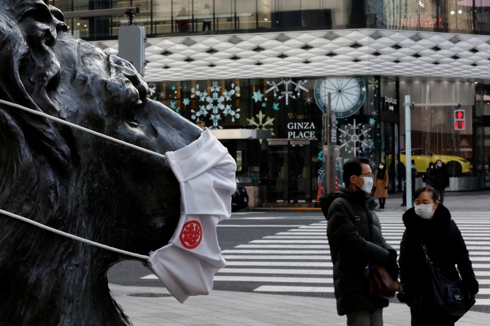 東京三越百貨替獅子銅像戴上口罩。（湯森路透）