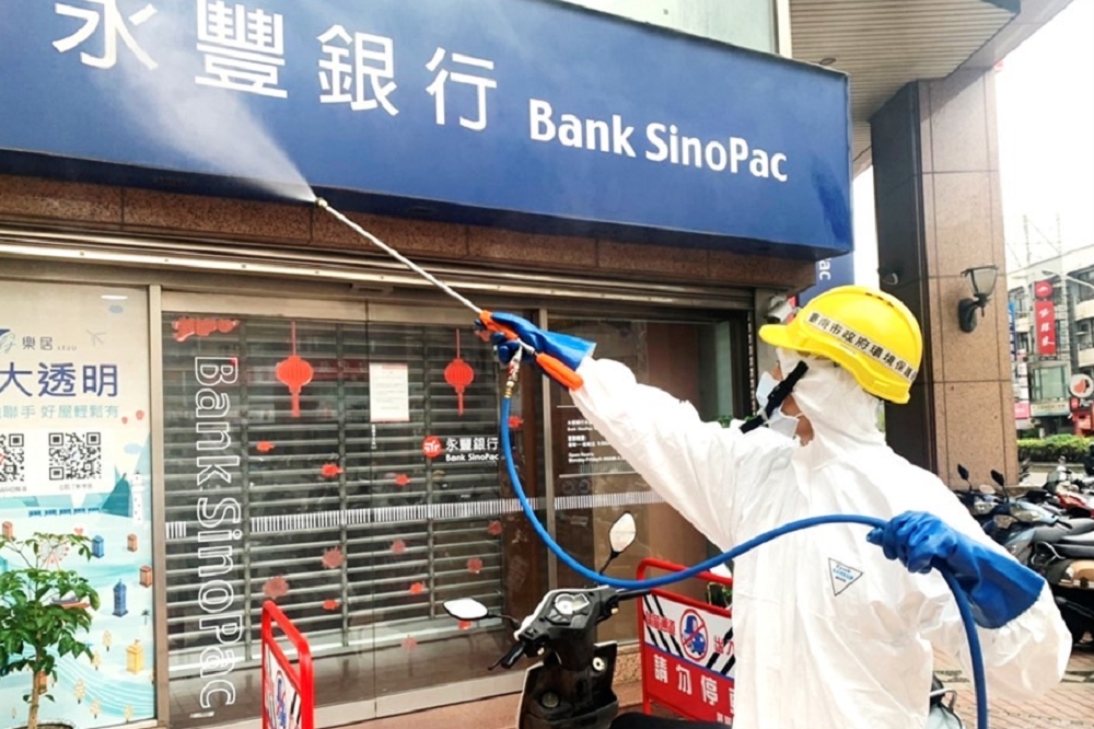 台南市衛生局28日公布確診者足跡，包括永豐銀行、7-11、黃昏市場等6處上榜，目前已清消完畢。（取自台南市政府官網）