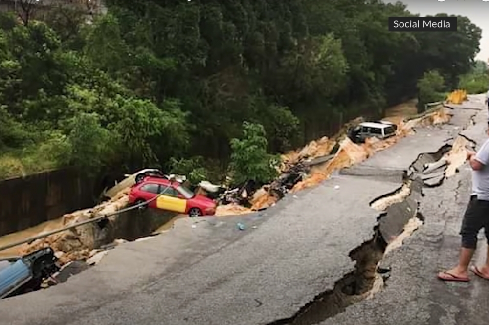 馬來西亞雪蘭莪州一處露天停車場，被民眾拍下整片路面瞬間坍塌。（翻攝自YouTube）