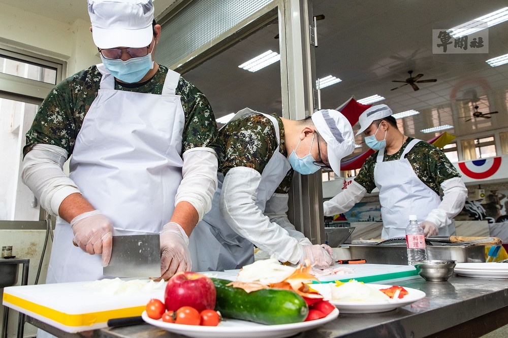 裝甲586旅「金菜刀」官兵重現廚藝競賽的料理。（軍聞社提供）