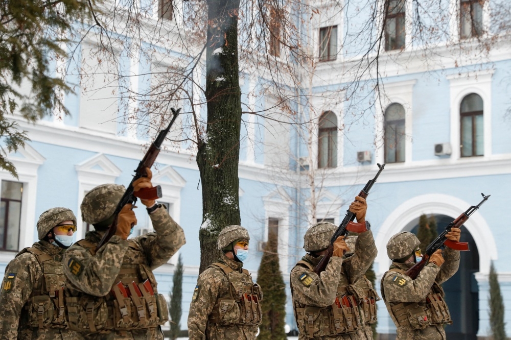 烏克蘭軍方儀隊28日在首都基輔國防部外，向陣亡的烏克蘭士兵致敬，其中包括在烏東與親叛軍的軍事衝突中喪生者。（湯森路透）