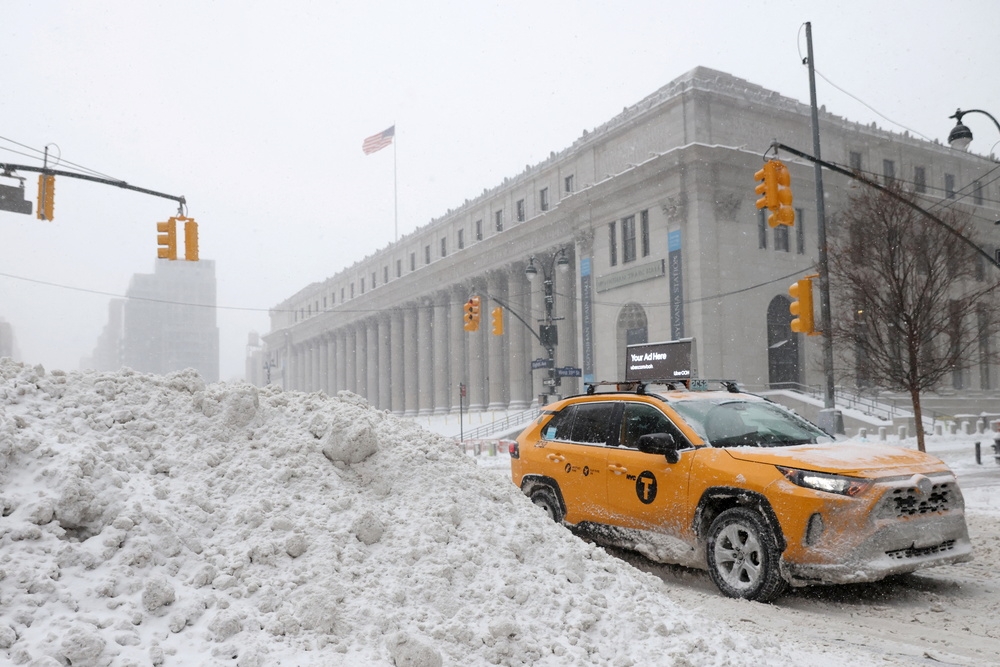 紐約、波士頓街道出現大量積雪。（湯森路透）