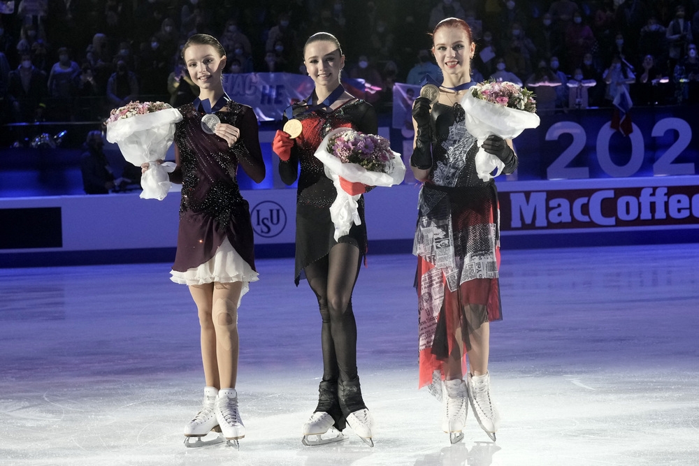 俄羅斯女子滑冰3名選手：卡米拉（中央）、安娜（左）和亞歷山德拉（右），被視為北京冬奧奪金大熱門。（湯森路透）