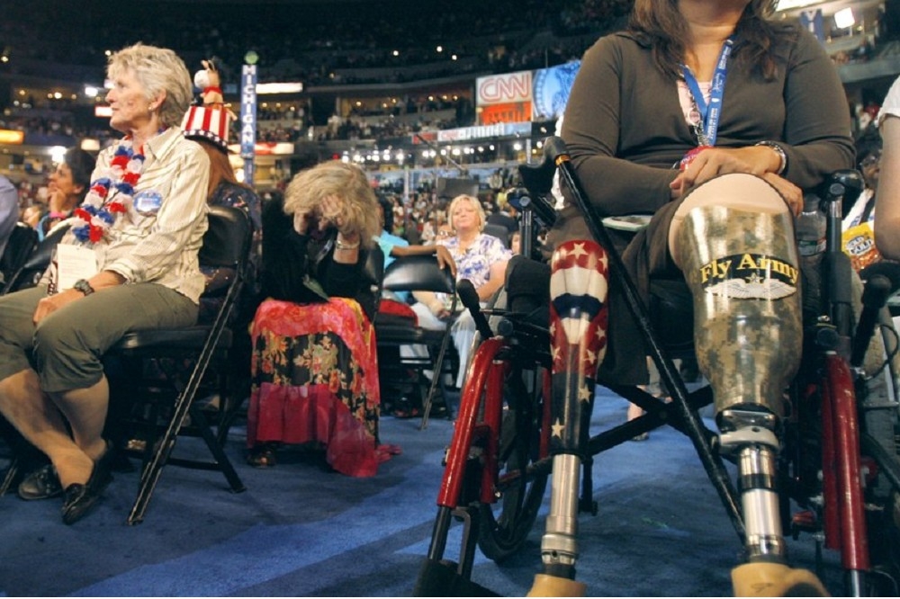 譚美．達克沃絲在2004年伊拉克戰爭中失去雙腿，從那天以後，她只能挑實穿的衣服，坐輪椅時能舒服搭配鈦合金義肢的款式。（湯森路透）