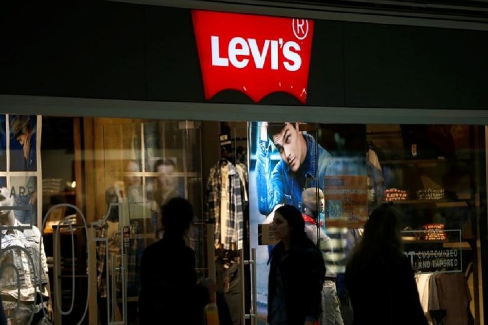 牛仔褲的創辦人李維Levi看準淘金熱時機，用帆布「改造」成褲子賣給淘金工人，結果大賣，百年後竟成流行象徵。（湯森路透）