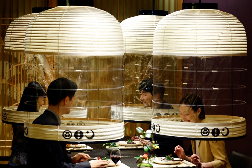東京虹夕諾雅飯店推出避免口沫傳染的隔離用餐罩。（湯森路透）