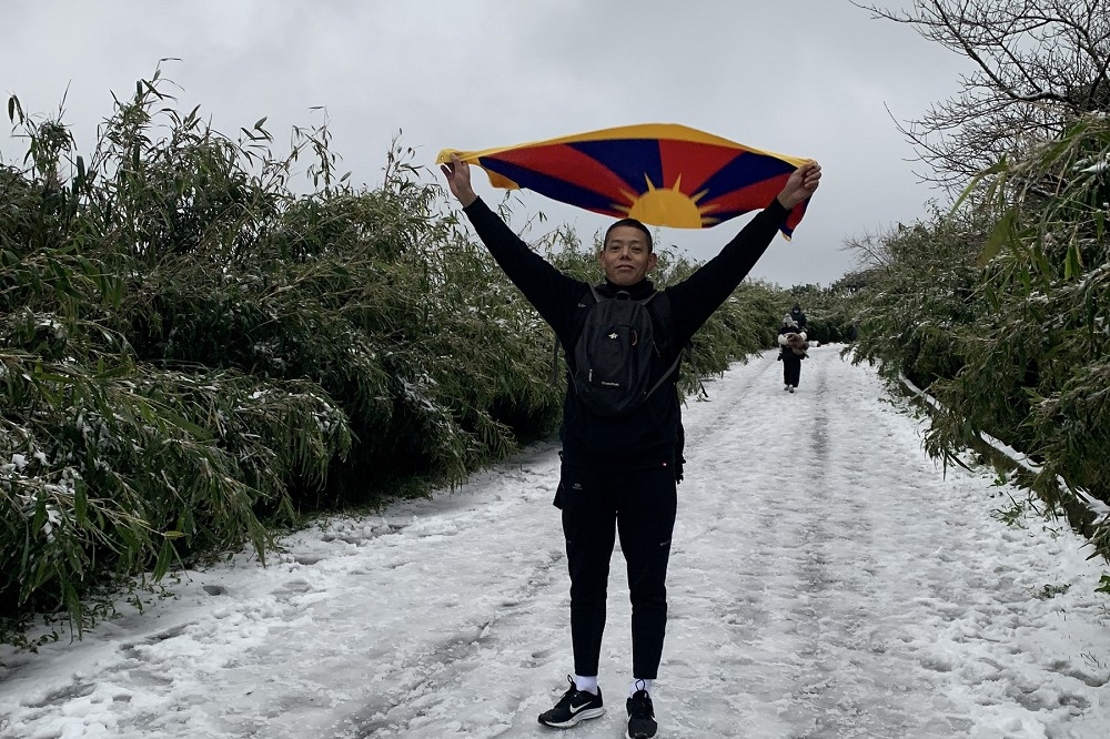 流亡藏人塔青去年冬天上陽明山舉起雪山獅子旗。（塔青提供）