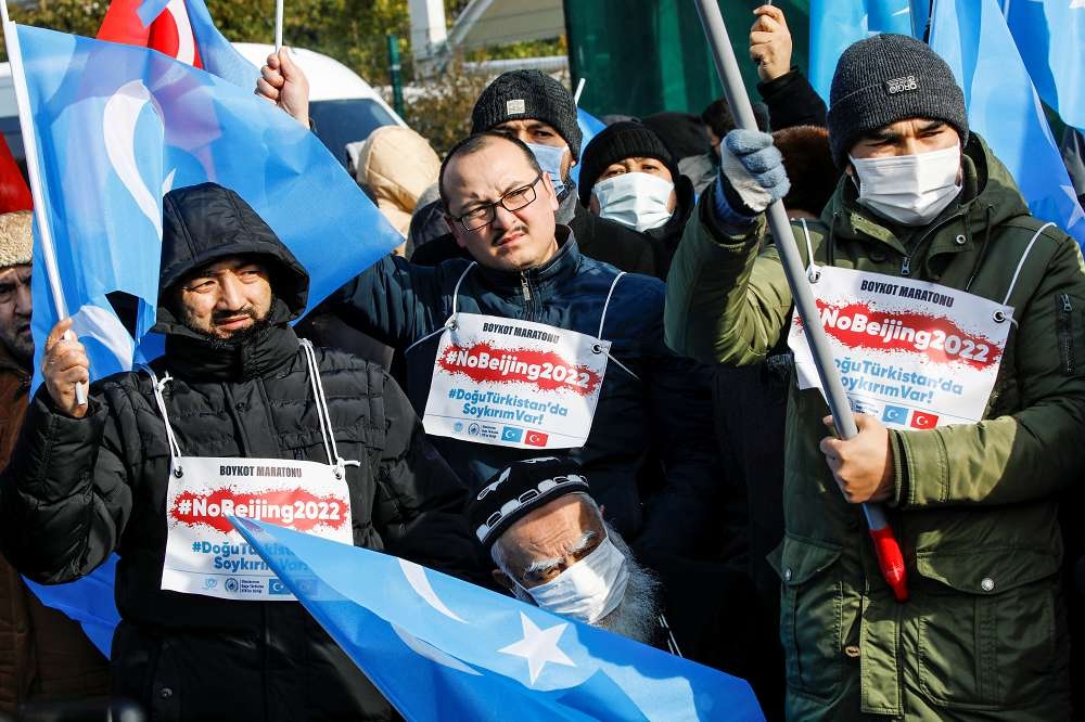 維吾爾團體在土耳其伊斯坦堡抗議北京冬奧。 （湯森路透）
