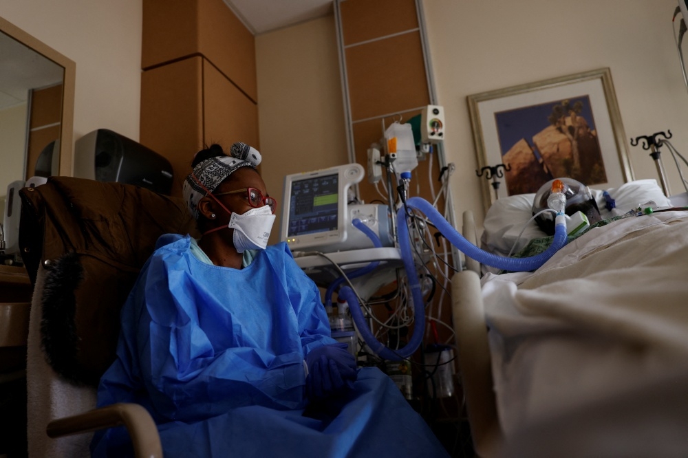美國的新冠肺炎死亡病例累計超過90萬。圖為加州聖瑪莉醫學中心加護病房中一位新冠肺炎病患。（湯森路透）