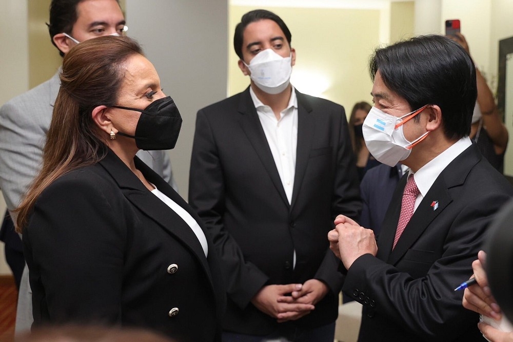 Kolas Yotaka臉書PO照片指出，副總統與宏國總統會晤當天戴了2層口罩，且過程都有遵守防疫指示，請國人放心。（取自Kolas Yotaka臉書）