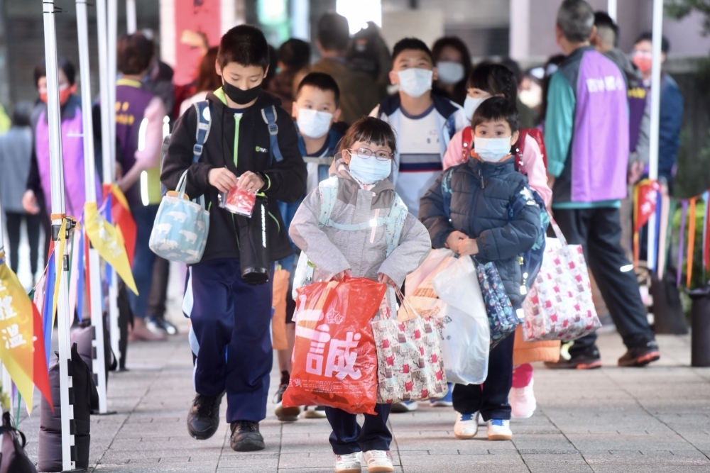 台北市長柯文哲表示，高中以下學校將維持11日開學不變。圖為國小開學示意圖。（資料照片／張哲偉攝）