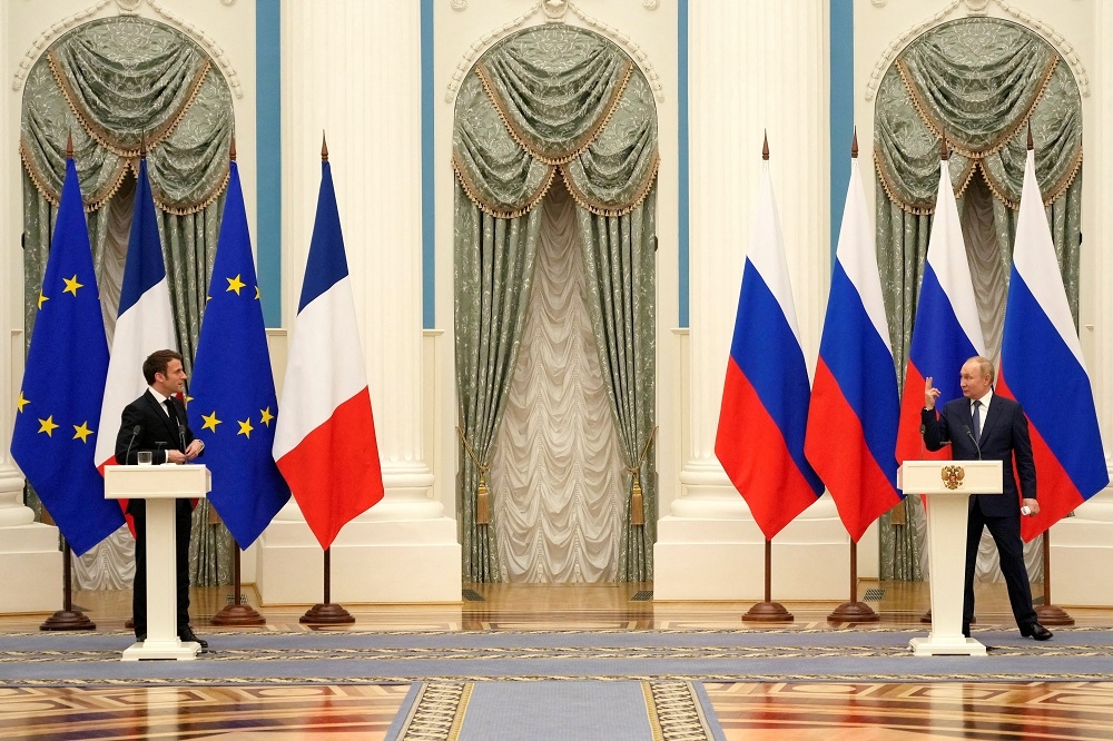 法國總統馬卡洪與俄羅斯總統普京在莫斯科會晤。（湯森路透）