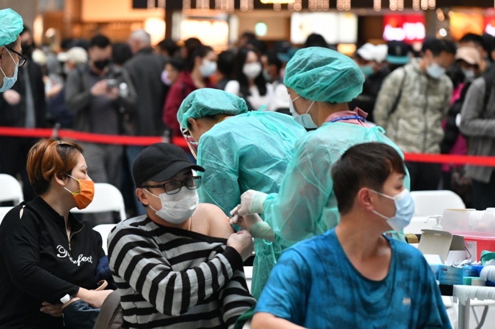 台北市衛生局表示，8、9日2天將加開9處接種站接種BNT疫苗，民眾可以現場掛號施打。（資料照片／張哲偉攝）