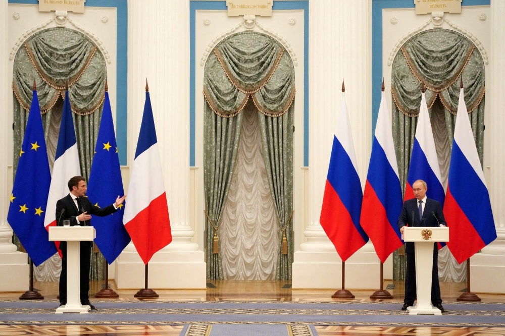 法國總統馬卡洪（左）與俄羅斯總統普京（右）會面。（湯森路透）