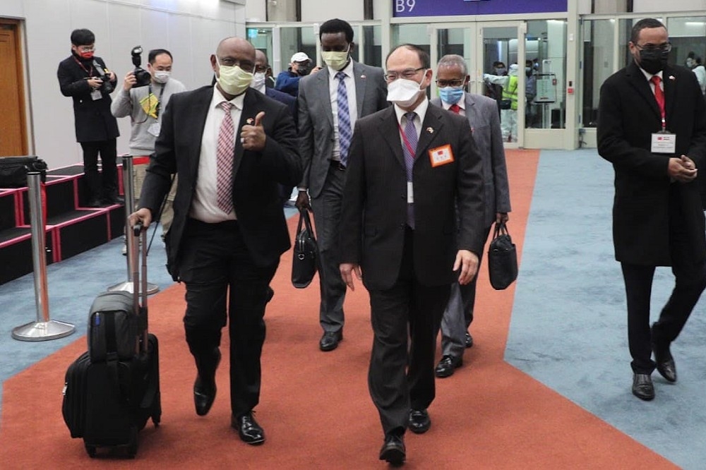 索馬利蘭外交部長瑞格薩（左）8日晚上率團抵台，未發表談話，僅說很高興來台灣。（取自外交部推特）