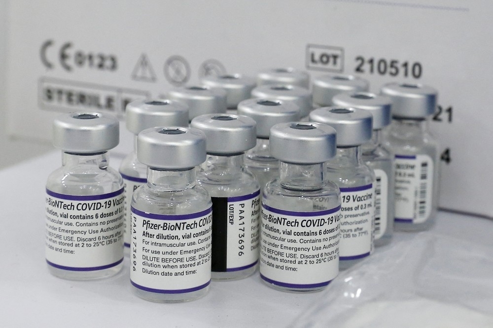 針對新一批1000萬劑BNT疫苗採購進度，指揮中心發言人莊人祥9日證實已在洽談「準備簽約」。（湯森路透）
