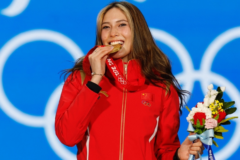 谷愛凌8日為中國隊奪下女子自由式滑雪大跳台金牌。（湯森路透）