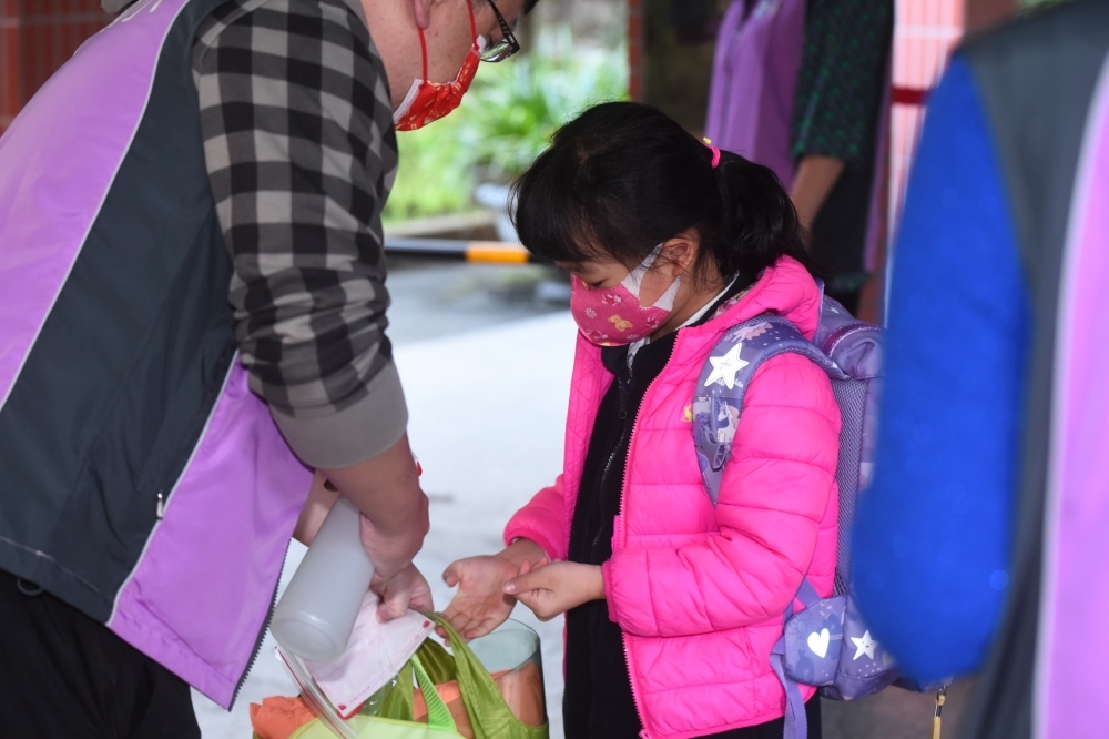 高中以下學校開學在即，這陣子爆出多起群聚感染的桃園市，將強化防疫、嚴堵病毒入侵。（資料照片／張哲偉攝）