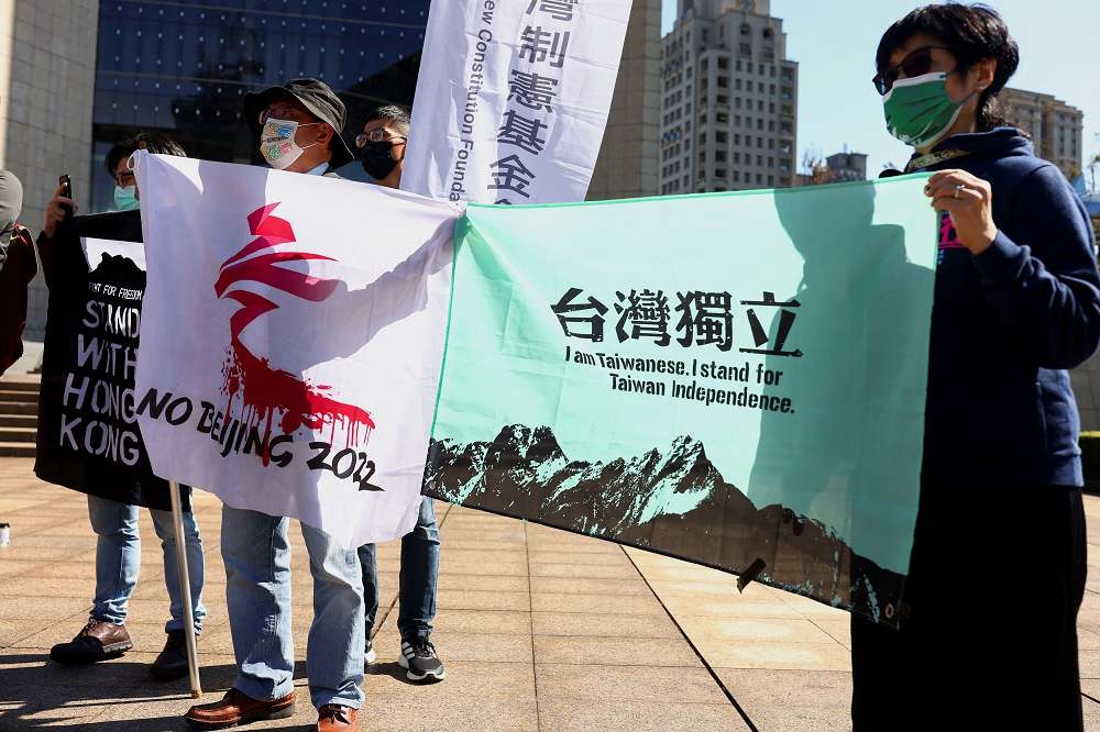 在台北街頭抗議中國人權問題的台灣民眾。（湯森路透） 