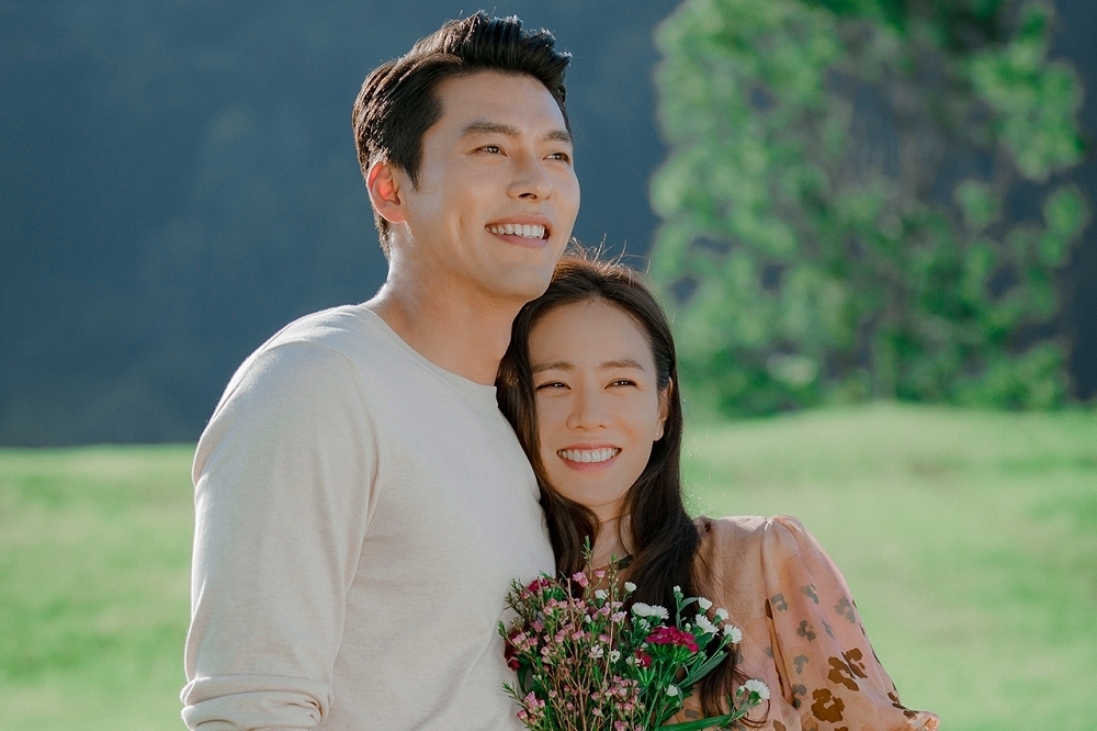 玄彬（左）和孙艺真因戏剧《爱的迫降》擦出爱火，今（10日）宣布结婚喜讯。（取自tvN）(photo:UpMedia)