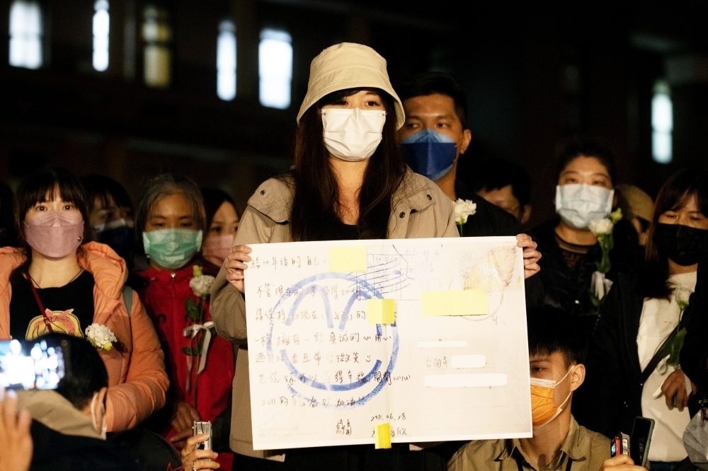 太魯閣號受難者家屬日前以尋人啟事方式，嘲諷蘇貞昌院長遲遲不肯與家屬對話，並對台鐵改革進度緩慢很不滿。（張哲偉攝）
