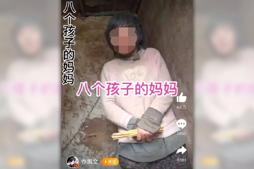 精神失常、遭鐵鍊栓脖的徐州八孩母親，無數中國網友質疑她實際上是遭到拐賣而淪此慘境。（翻攝自抖音）