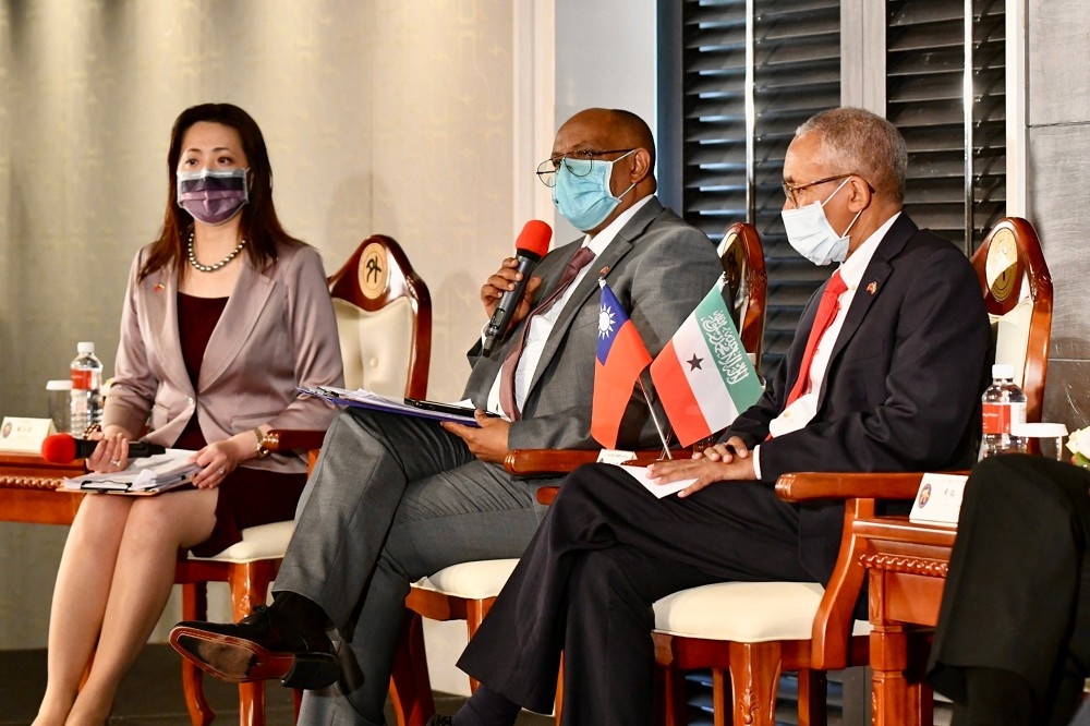 台索下一步正式建交？索馬利蘭外交部長瑞格薩（中）笑說，「你們太執著邦交這個詞」，強調台索關係已比邦交好。（張哲偉攝）