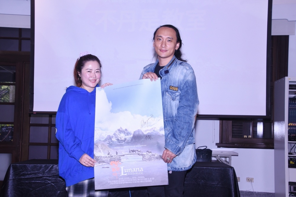 導演巴沃邱寧多傑（右）與台灣製片妻子賴梵耘在《不丹是教室》入圍奧斯卡後，召開記者會分享心情。（楊約翰攝）