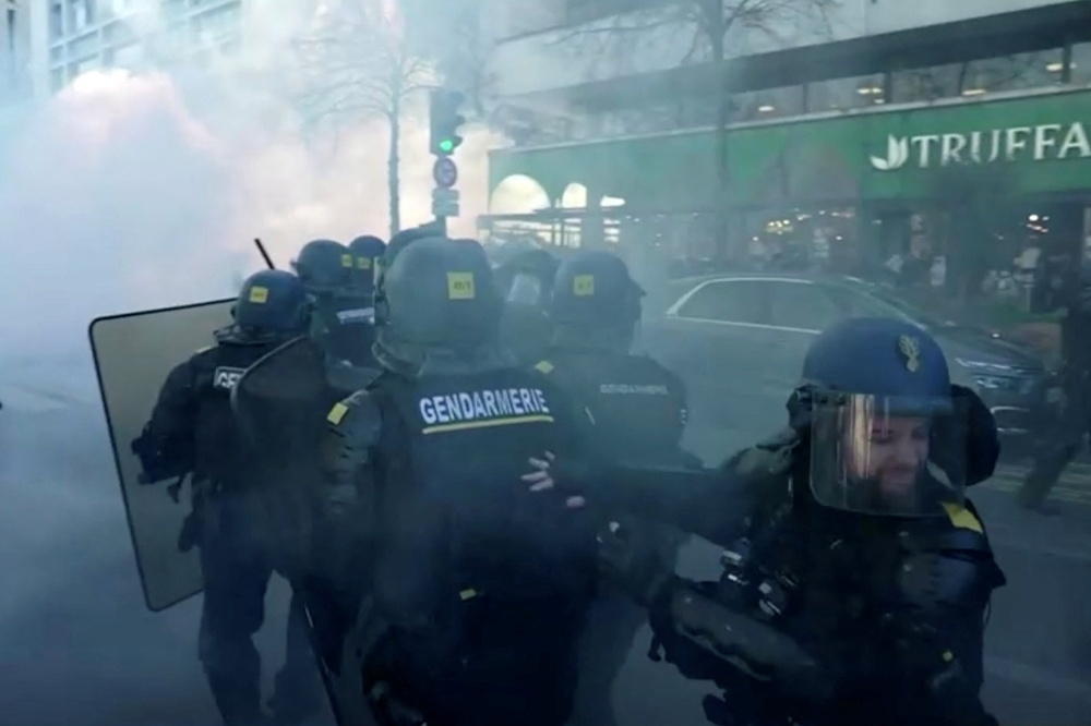 巴黎警察與示威群眾發生肢體衝突。（湯森路透）