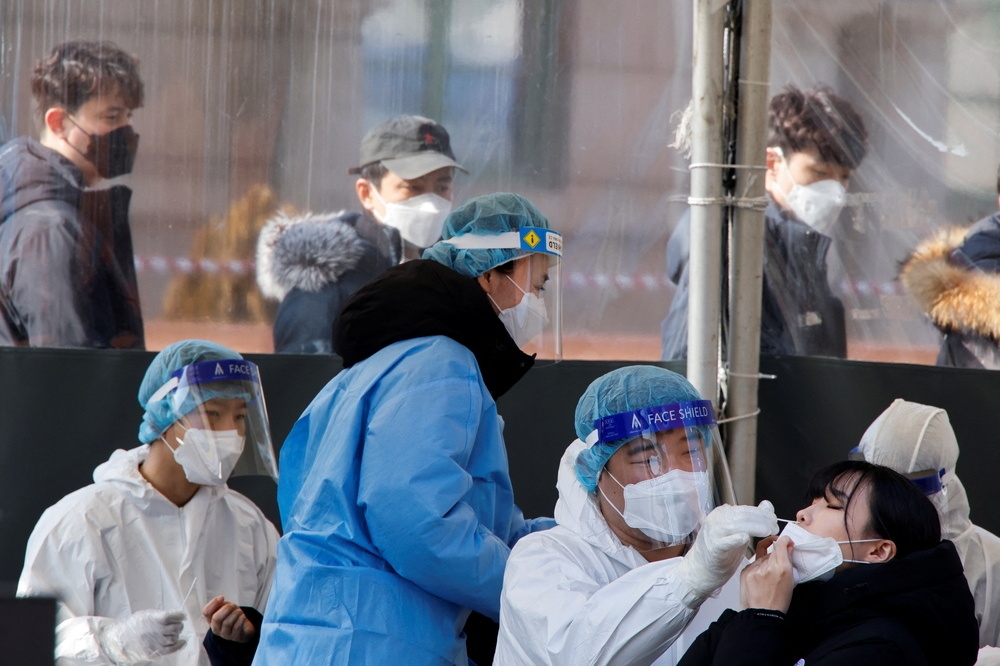 南韓本土疫情快速升溫，首爾啟動大規模居民核酸篩檢。（湯森路透）