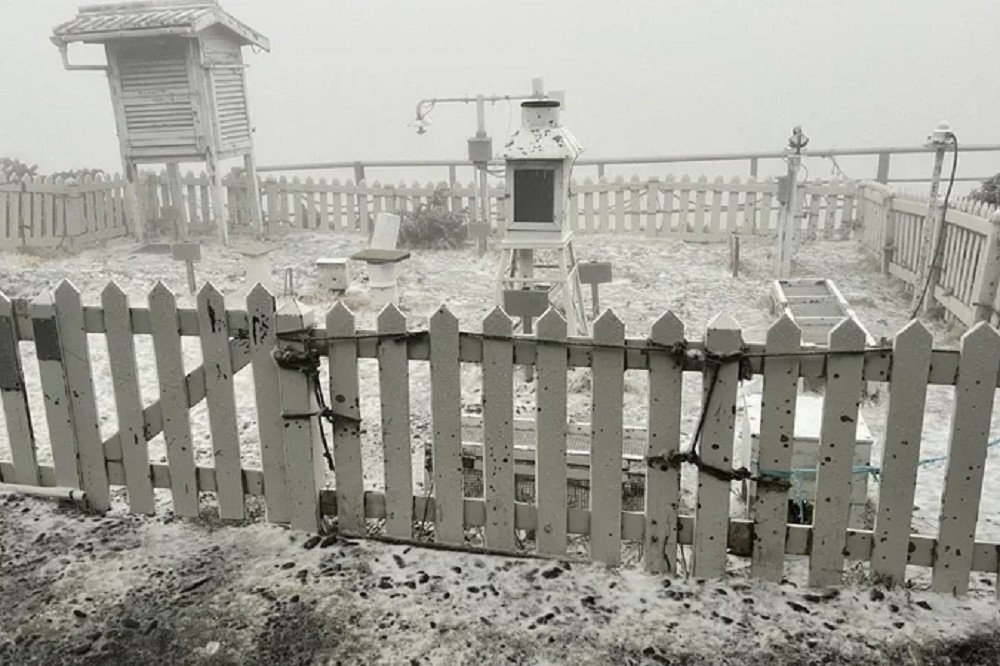 冷氣團來襲，玉山14日凌晨降雪長達50分鐘。（中央氣象局提供）