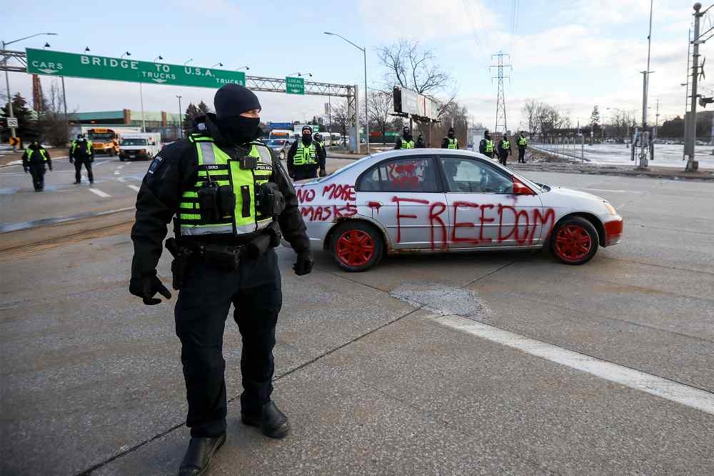 加拿大警方對橋梁的示威者強制驅離。（湯森路透）