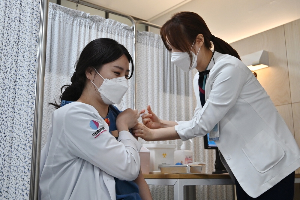 南韓醫護人員接種新冠疫苗。（湯森路透）